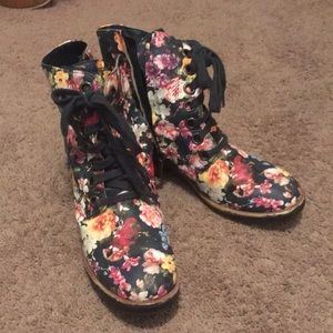 Black flower boots!! (Tie-up shoes)